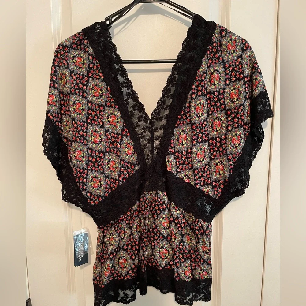 Forever 21 Deep V Lace Button Up - Picture 2 of 3